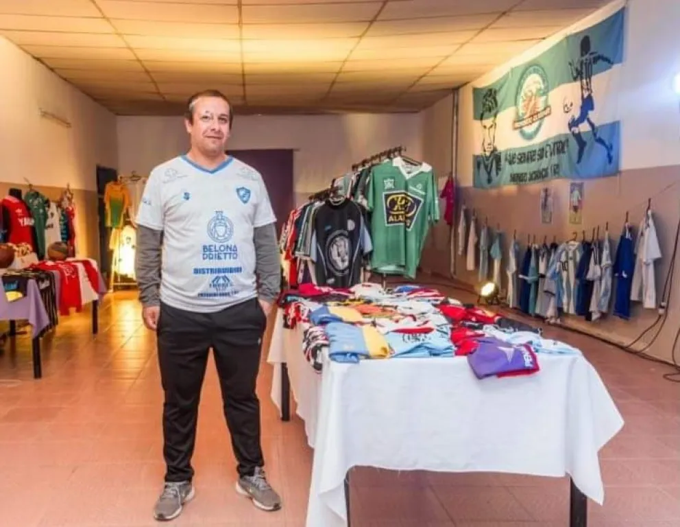 Marcelo “Cubilla”, orgulloso de su colección de camisetas de fútbol, una de las más queridas que tiene. Foto: gentileza