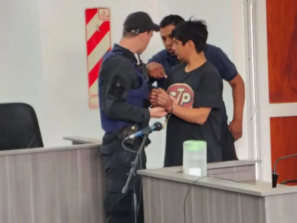 Morales llegó esposado a la sala de audiencias. Continuará detenido preventivamente hasta que se le formulen los cargos. Foto: Cipo360.