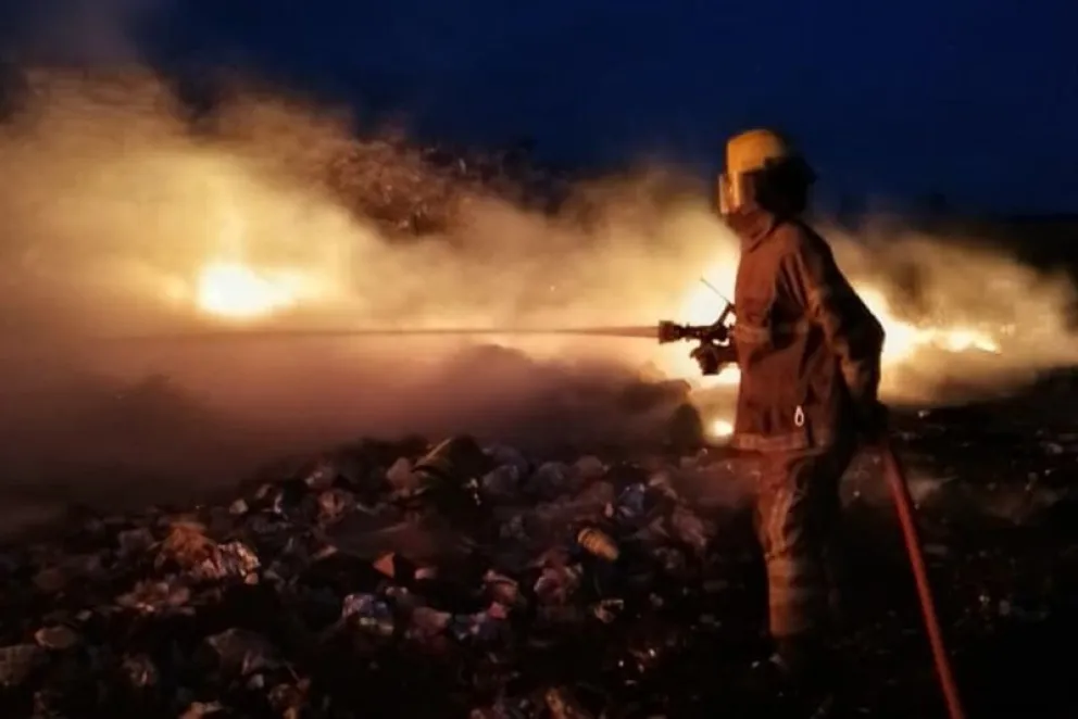Una dotación de tres voluntarios trabajaron para sofocar y controlar el incendio en el basural. Foto: gentileza
