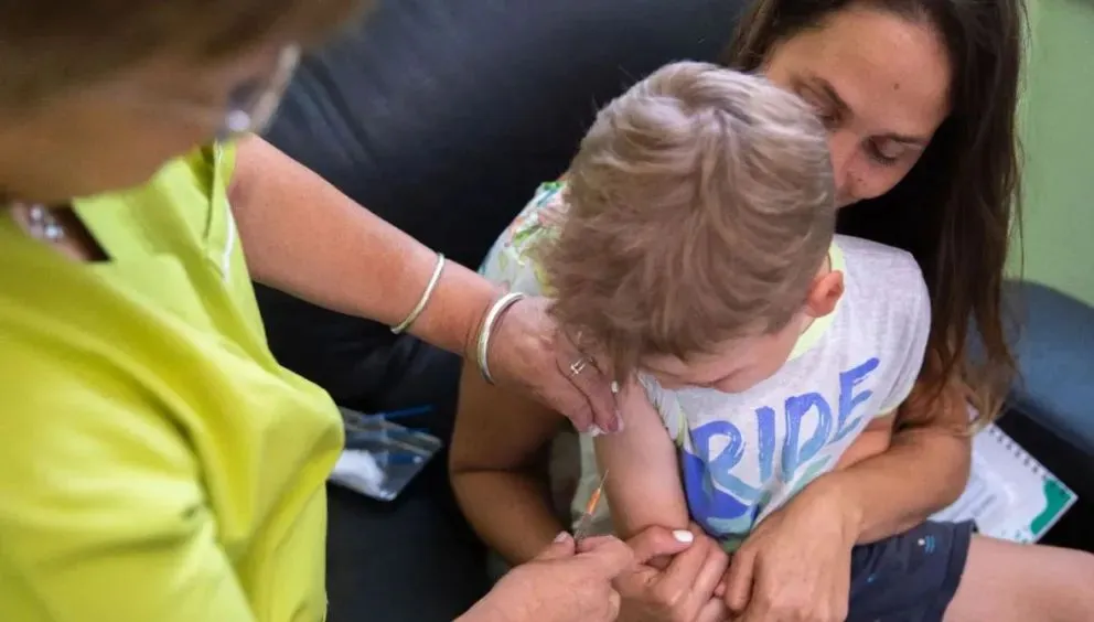 Las multas por no vacunar a los niños y niñas podrían alcanzar hasta el 20% de un salario. Foto: Archivo