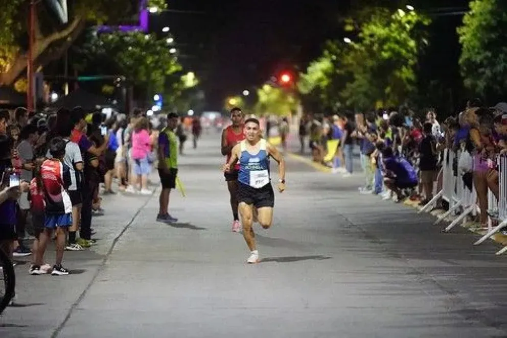 En el marco de los 40 años de la tradicional Corrida Ciudad de Cipolletti, el próximo 6 de febrero se realizará la segunda edición de la Milla Nocturna, una propuesta inédita en la Patagonia que ya abrió su inscripción con cupos limitados. Foto archivo