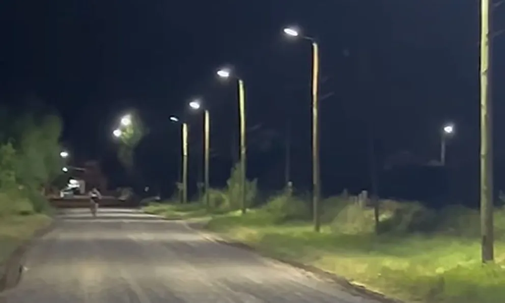 Esta semana quedó inaugurada la ampliación y mejora en la iluminación de la calle de acceso al barrio Alta Barda. Foto: gentileza