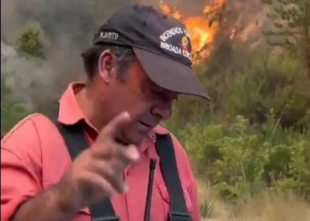 Un combatiente del fuego, entre lagrimas ante el dantesco incendio de Chubut.