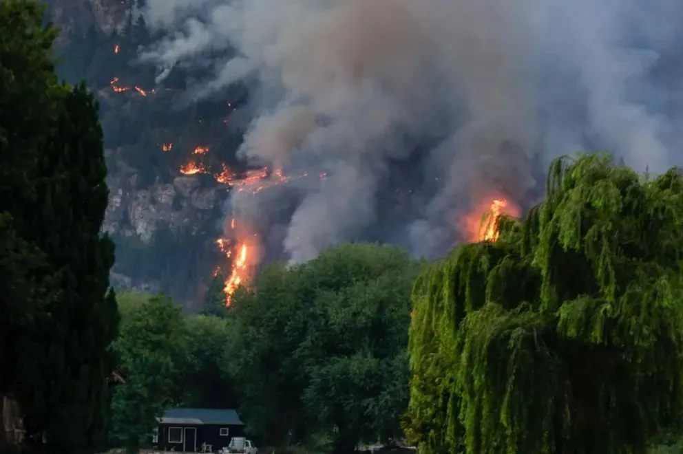 Si bien la lluvia de este domingo ayudó, siguen activos los incendios en la zona de El Hoyo y Epuyén. Foto:Eugenia Neme.