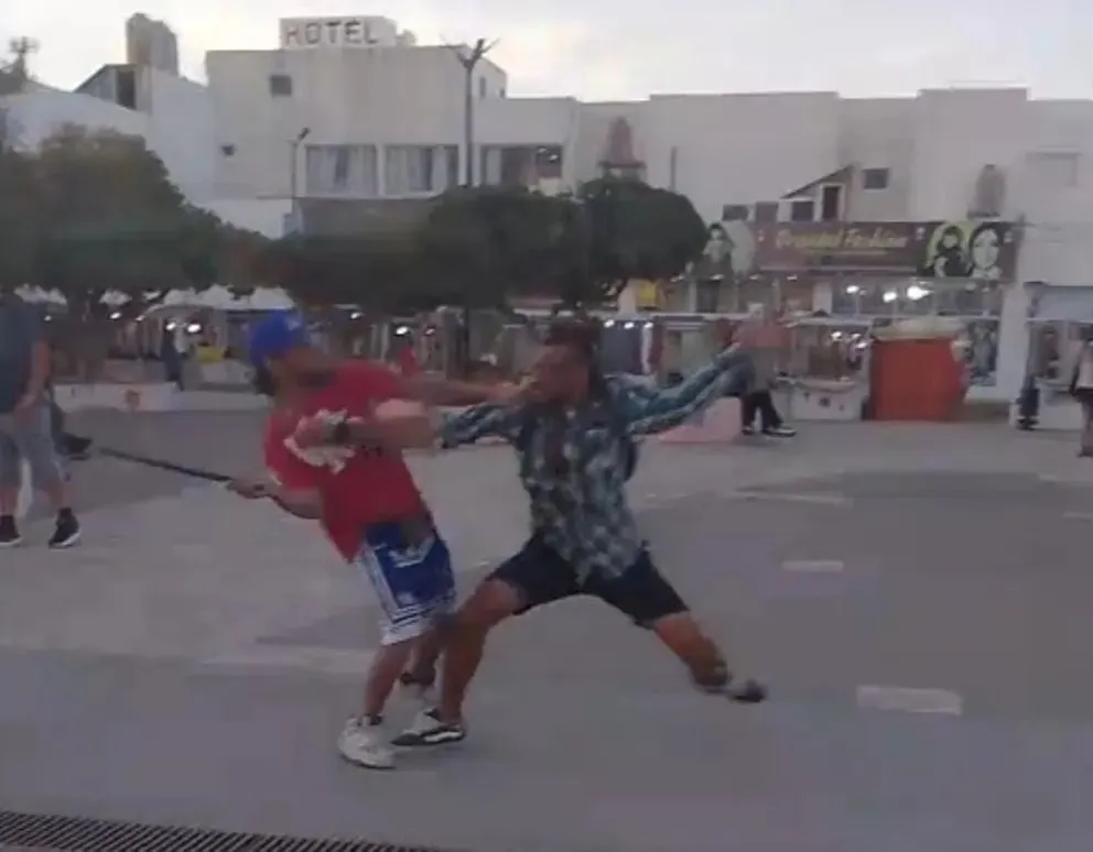 Riña en plena peatonal de Las Grutas alertó a todos los presentes.