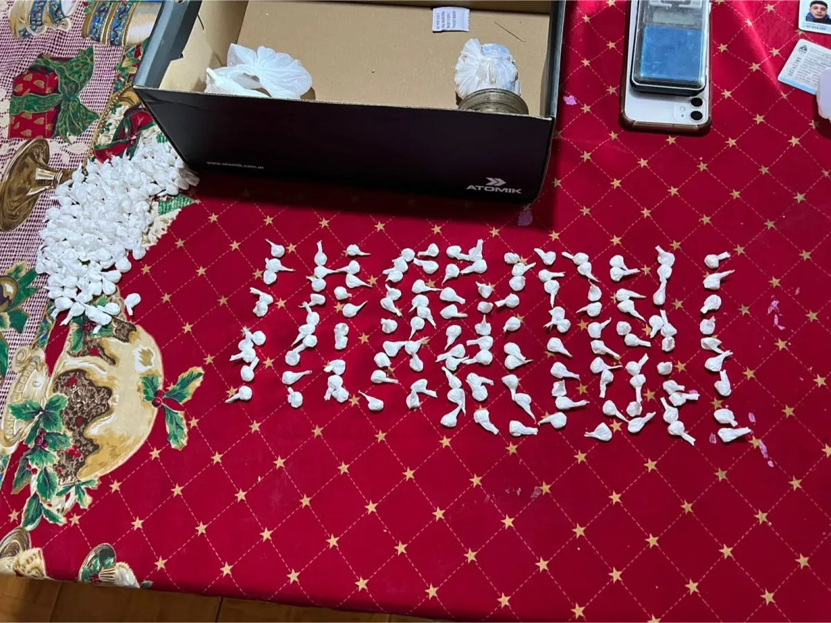 Se encontraron una piedra compacta y varios envoltorios con coca&iacute;na en el allanamiento. Foto Polic&iacute;a R&iacute;o Negro.