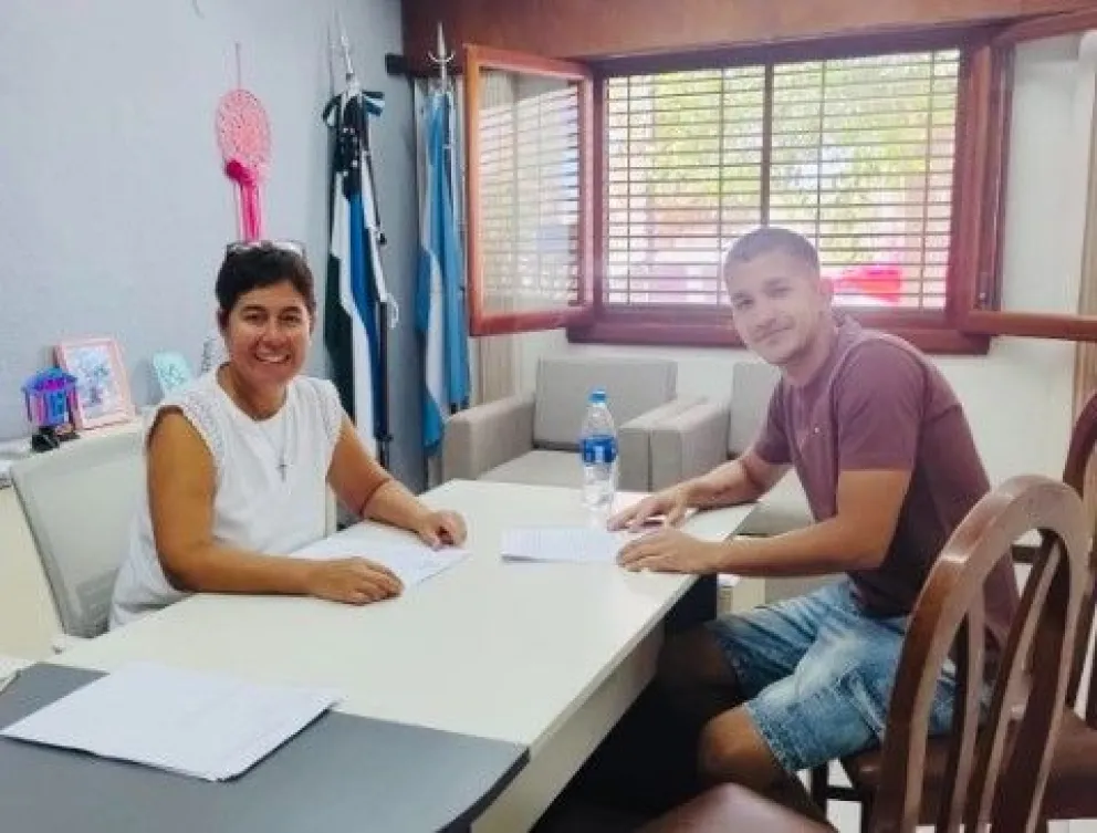 El acto administrativo entre Penilla y Goenaga se concretó en la Municipalidad. Foto Municipio IH.