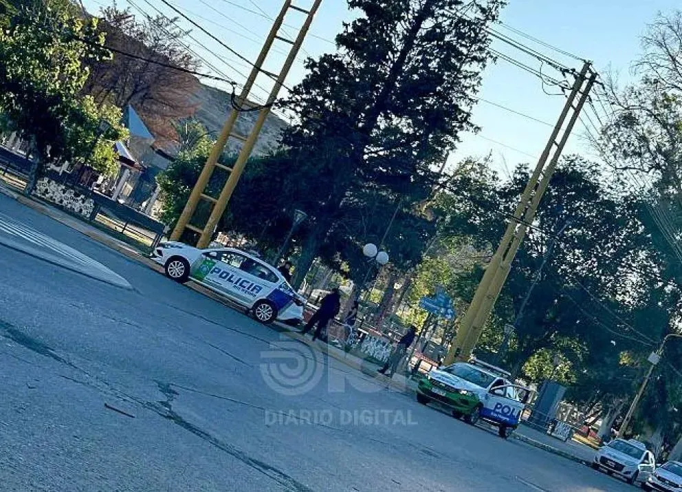 Los sujetos se dieron a la fuga por avenida 9 de Julio a bordo de una moto. Tras una caída, fueron aprehendidos a los pocos minutos. Foto LCR (archivo).