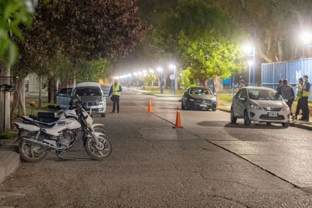 Los controles de transito aumentaron su frecuencia en el sector del canalito, donde muchos vecinos y vecinas se reúnen. Foto archivo ANRoca