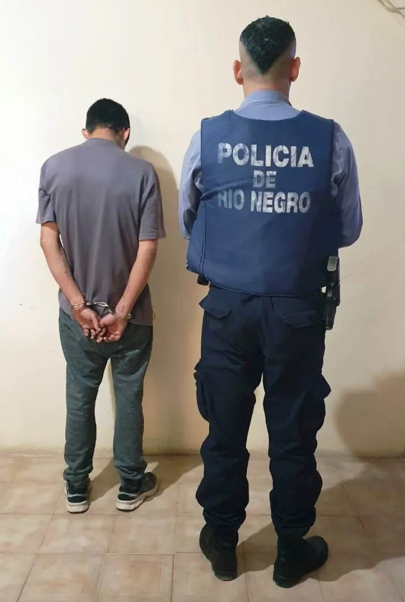 El sujeto de 26 años fue detenido cerca de las 4 en cercanías a la casa incendiada. Foto Policía RN.