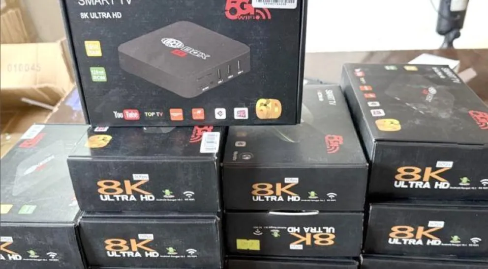 En los allanamientos en Mendoza y Chubut se hallaron y secuestraron varios TV Box. Foto gentileza Infobae.