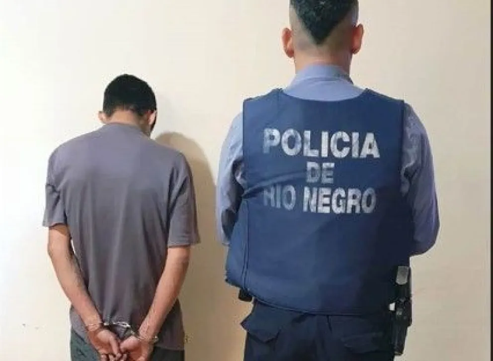 La detención se produjo alrededor de las 4 de ayer, una vez incendiada la vivienda en Santa Lucía. Foto Policía RN. 