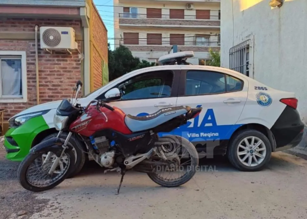 La moto fue abandonada en la alcantarilla de la Ruta 22 situada a la altura del cementerio. Foto Policía RN.