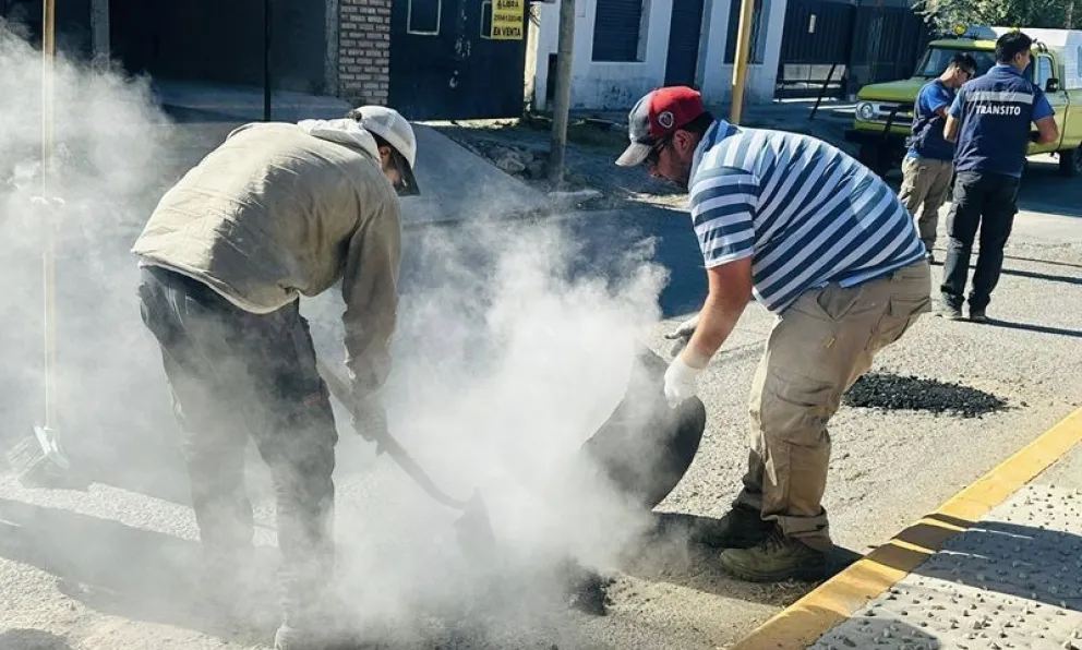 El programa en marcha tiene como fin mejorar la transitabilidad de calles asfaltadas de Huergo. Foto: gentileza