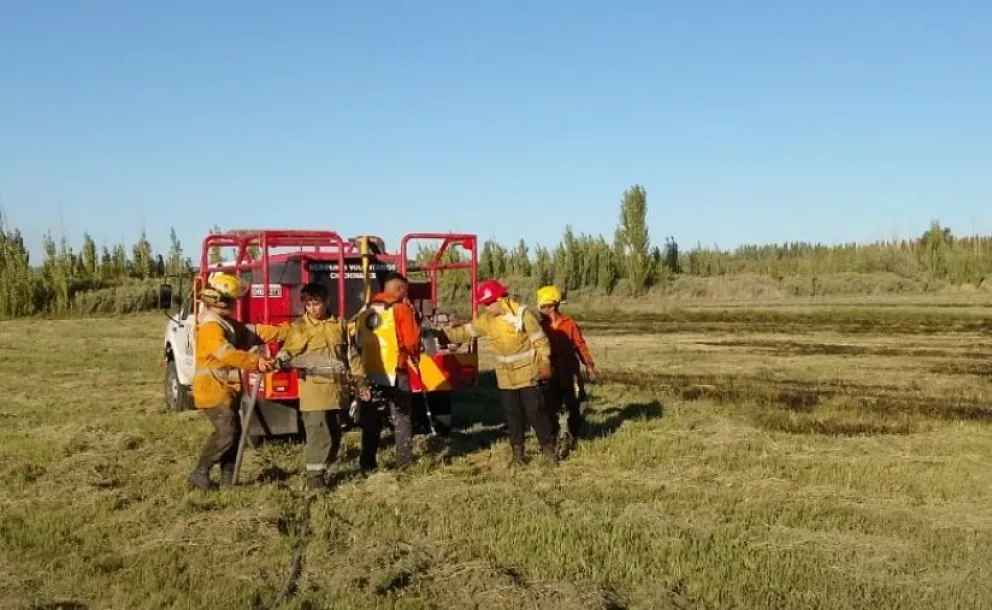 La dotación de Bomberos trabajó para controlar el fuego y evitar la quema de una mayor superficie. Foto: gentileza