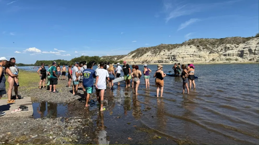 La naturaleza, especialmente la Isla 58, se convierte en uno de los espacios más elegidos para hacerle frente a las altas temperaturas. Foto: archivo LCR, Regata Internacional del Río Negro