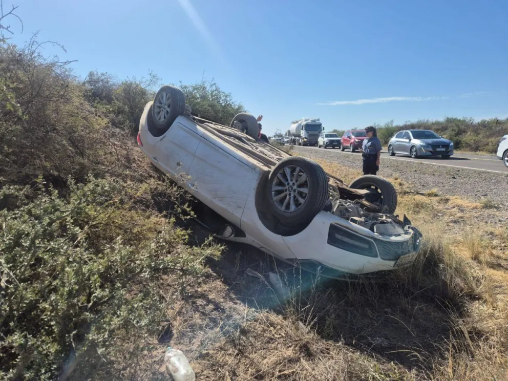 El autovuelco ocurrió en el Km 1137. En el rodado viajaban dos personas. Fotos gentileza FM Ceferino.