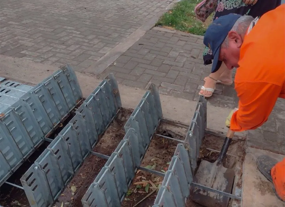 La limpieza se realiza sobre desagüe y descargas pluviales para sacar residuos que se fueron acumulando. Foto: gentileza