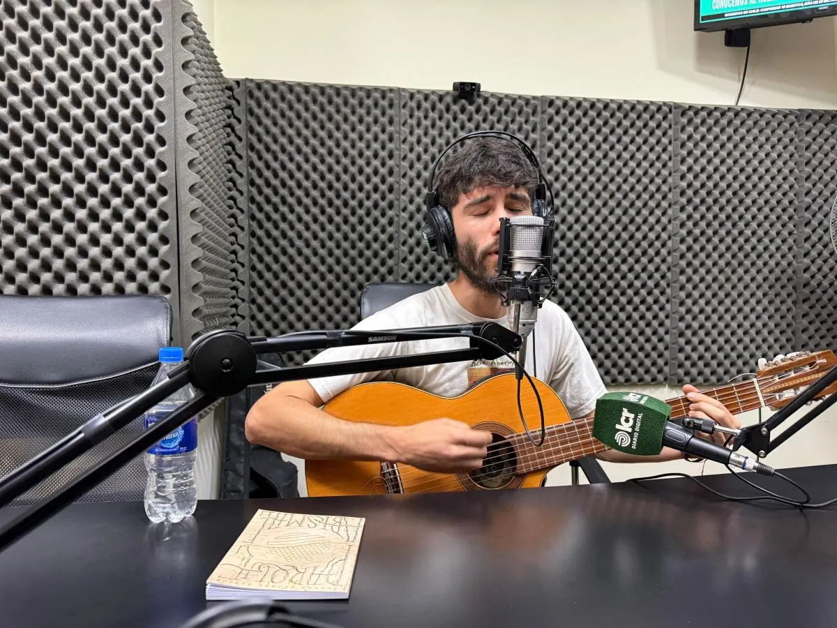 Andy cantando en vivo en LCR Radio Streaming, su nueva canci&oacute;n "Apapacho del agua"