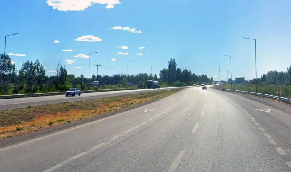Por el agua caída en la noche del sábado, un auto se despistó de la Ruta 22 frente al sector del kartódromo. Foto: archivo
