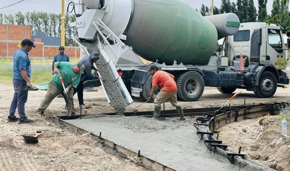 Los trabajos de construcción de cordón cuneta están en marcha y cuentan con financiamiento municipal. Foto: gentileza
