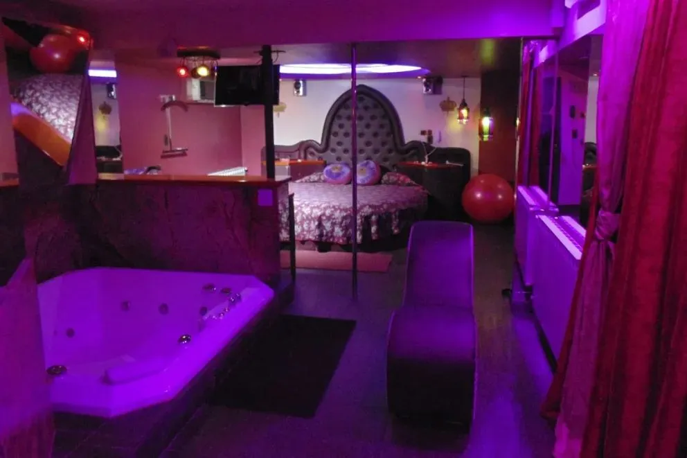 La pareja llegó al motel en busca de una reconciliación que no pudo ser: terminó a los tiros y con el hombre herido, internado en el Hospital. Foto: gentileza.