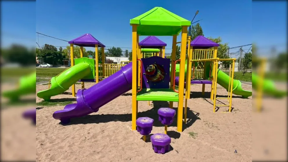 La espacio con juegos infantiles en la Plaza de la Juventud fueron recuperado tras un incendio que los destruyó. Foto: gentileza