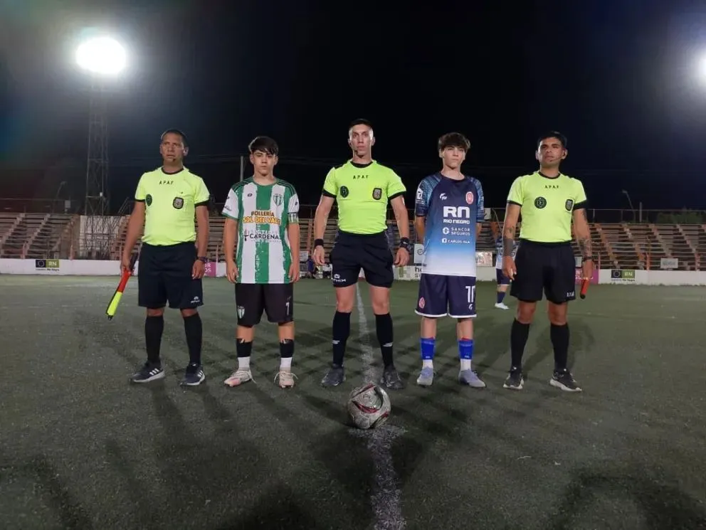 Luego de empatar 1 a 1, Deportivo Roca y Deportivo Huergo se jugaron el pase a la final del Mundialito por penales. Foto cortesía José Luis López