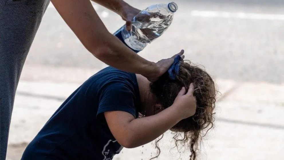 Mantener una hidratación constante, aprovechar espacios con sombra y circulación de aire son recomendaciones para evitar el golpe de calor. Foto: gentileza