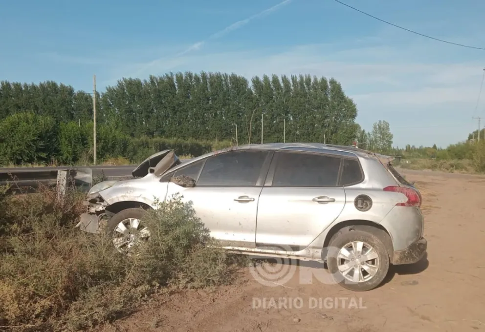 La víctima iba de acompañante en una moto que fue chocada por un auto que iba en el mismo sentido. Fotos Policía RN.