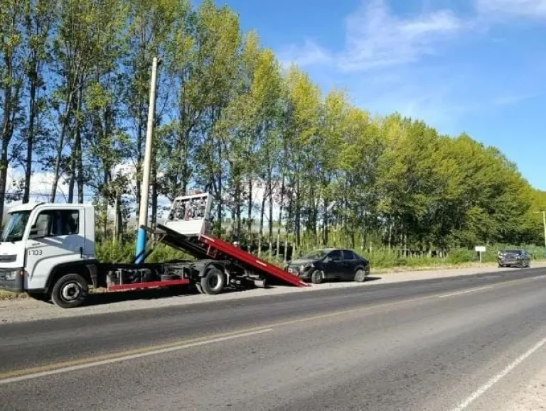 En el lugar, se hizo presente una grúa para retirar a uno de los vehículos. Foto: Tania Domenicucci
