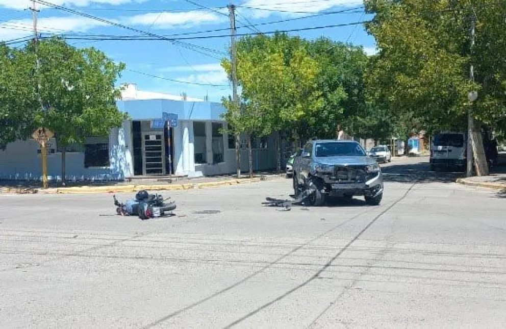 El impacto entre la Toyota Hilux y la moto de 150 cc sucedió en Urquiza y Belgrano. Foto LCR.