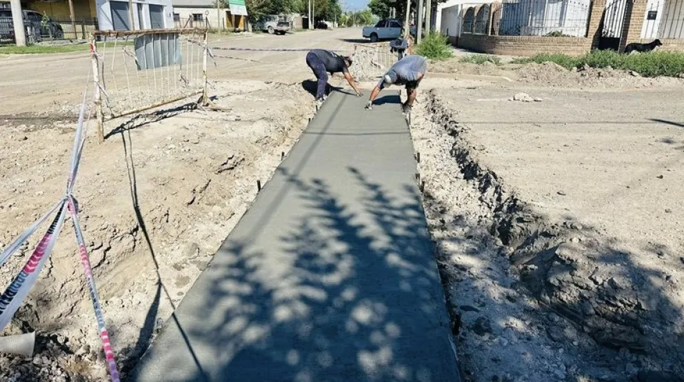 El municipio continúa con los trabajos de construcción de cordón cuneta, por lo que interrumpió el tránsito en dos calles de la ciudad. Foto: gentileza