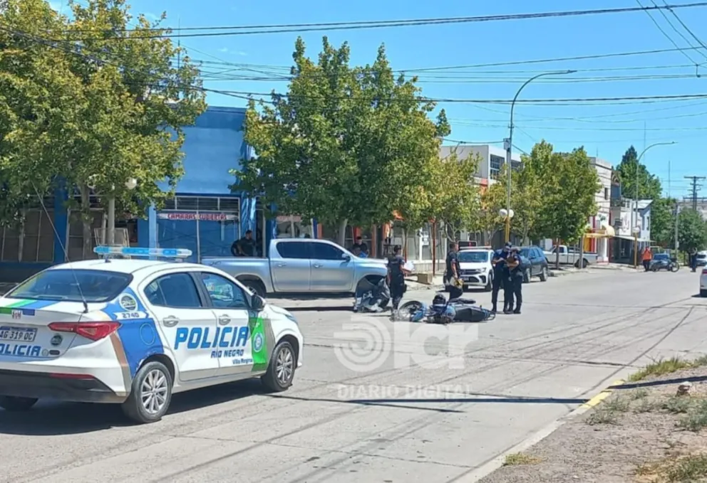 El motociclista dec29 años circulaba por calle Belgrano hacia la plaza. Foto LCR.