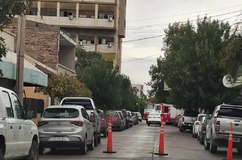 Durante varios minutos el tránsito estuvo cortado por el operativo que desplegó Bomberos Voluntarios de Regina frente al hospital. Foto: gentileza