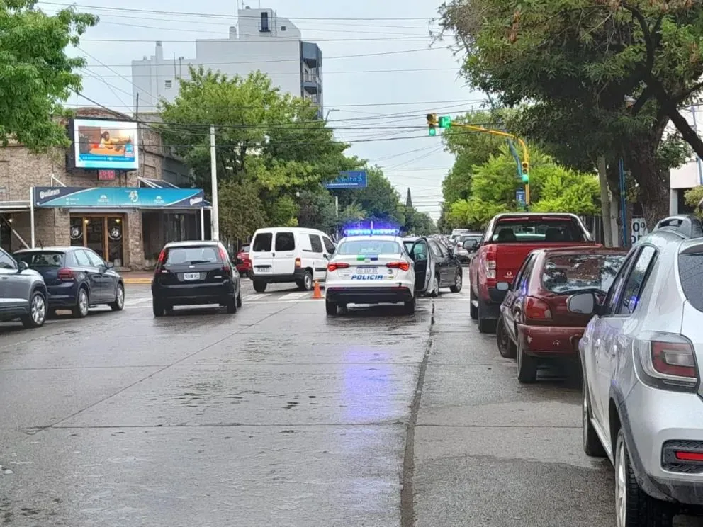 Producto del impacto, el peatón fue trasladado al hospital. (Foto ANR)