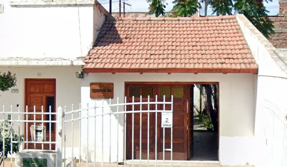 Cada sábado se realiza una feria de ropa solidaria para sostener el trabajo del Centro de Día de Regina. Foto: archivo