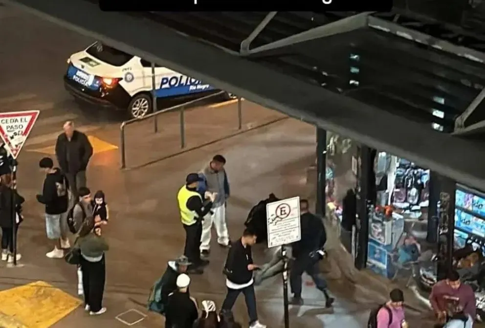 La víctima fue hallada con una herida cortopunzante en la vereda de la esquina de jumbo, en Rolando y Moreno.