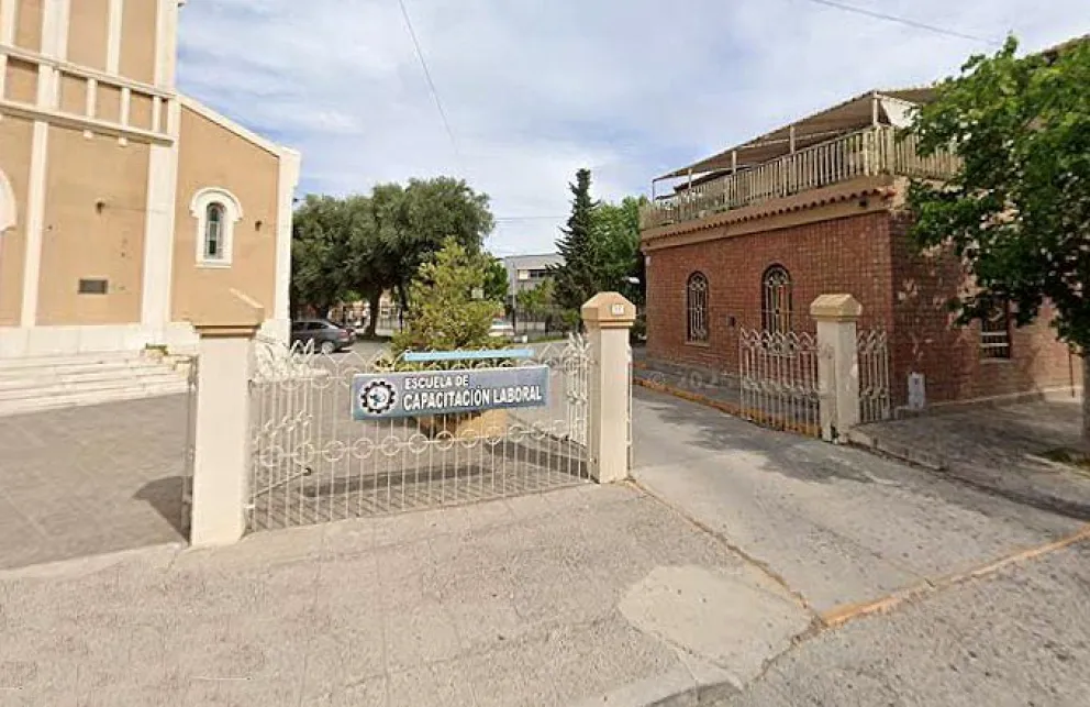 El establecimiento funciona en el predio del colegio industrial lindante a la Parroquia. Foto google maps.