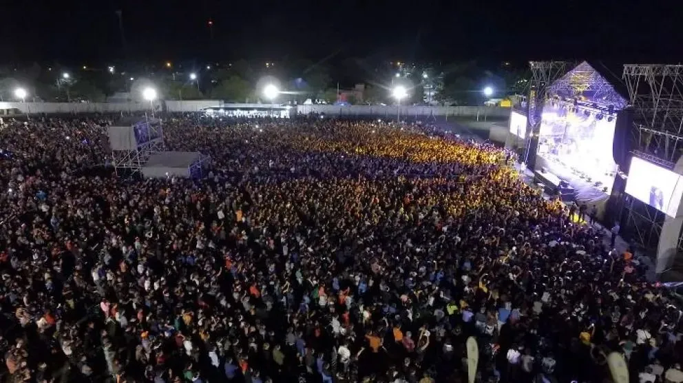 Hasta ahora, el formato de la fiesta contemplaba la programación de dos artistas importantes para viernes y sábado.