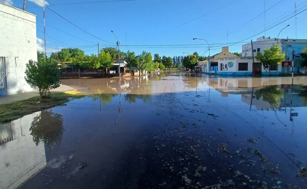 El agua acumulada por la fuerte precipitación en Chichinales, drenó en pocos minutos. Foto: gentileza 