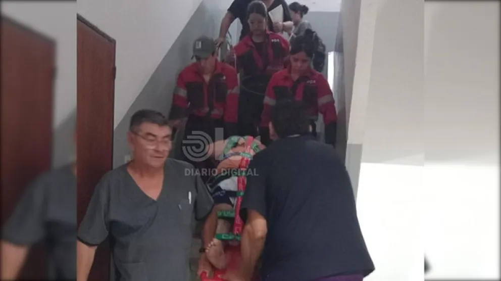 Personal del hospital junto a Bomberos Voluntarios trasladaron por las escaleras a un paciente desde el cuarto piso a planta baja. Foto: gentileza