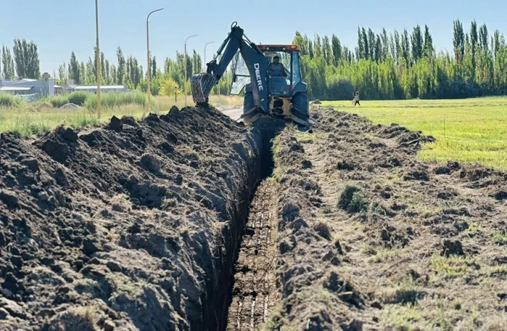 Los trabajos permitirá mejorar la dotación de servicios de un barrio de Huergo. Fotos: gentileza
