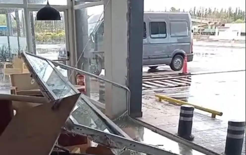 El temporal del domingo afectó las instalaciones de la estación de servicios YPF en el ingreso Chichinales. Foto: captura de video