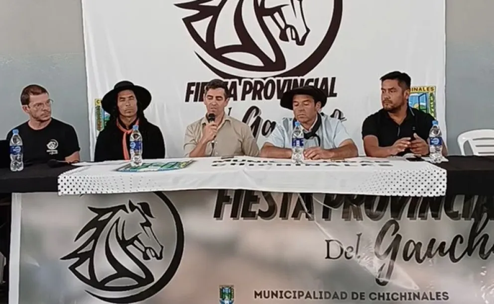 El intendente Lucas González junto a Ramón Córdoba y el equipo de trabajo lanzaron la nueva edición la Fiesta Provincial del Gaucho. Foto: gentileza