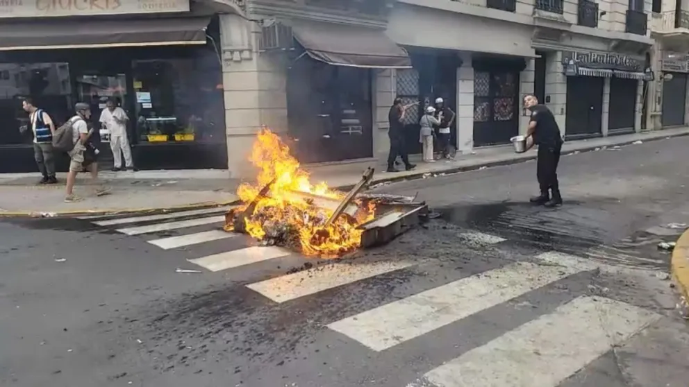 La Policía avanzó para alejar a los manifestantes del Congreso. 