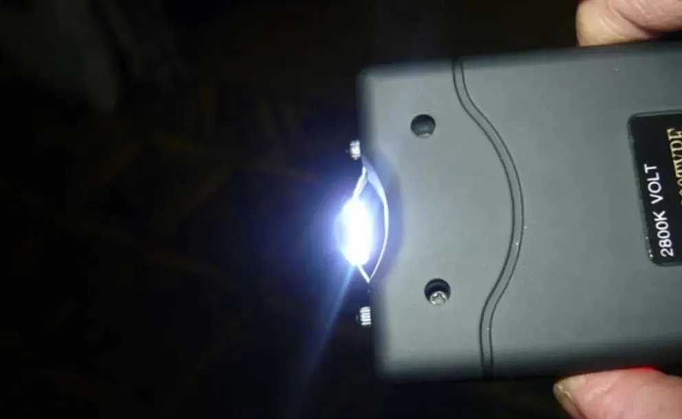 Se le formularon cargos al hombre que asaltó a una pareja en Allen usando una picana. Foto: ilustrativa