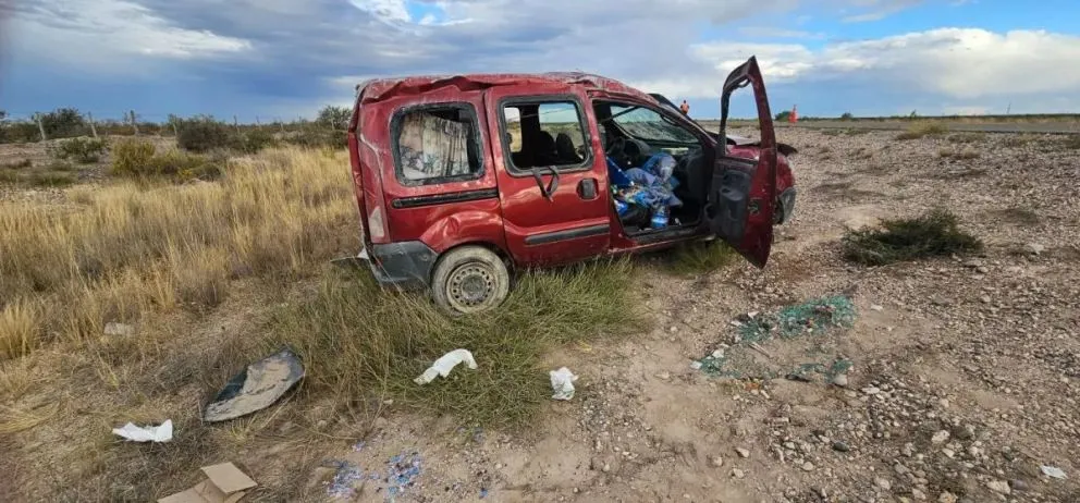 La Renault Kangoo quedó volcada sobre la subbanquina tras el despiste ocurrido en la rotonda El Solito.