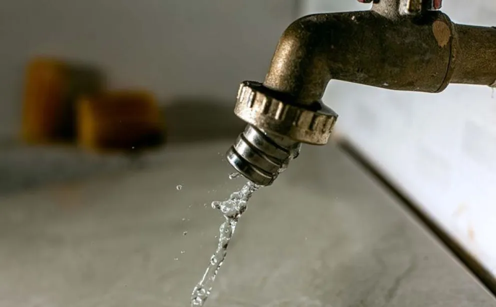 La rotura de una bomba generó que existan inconvenientes en la red de provisión de agua potable en Valle Azul. Foto: archivo