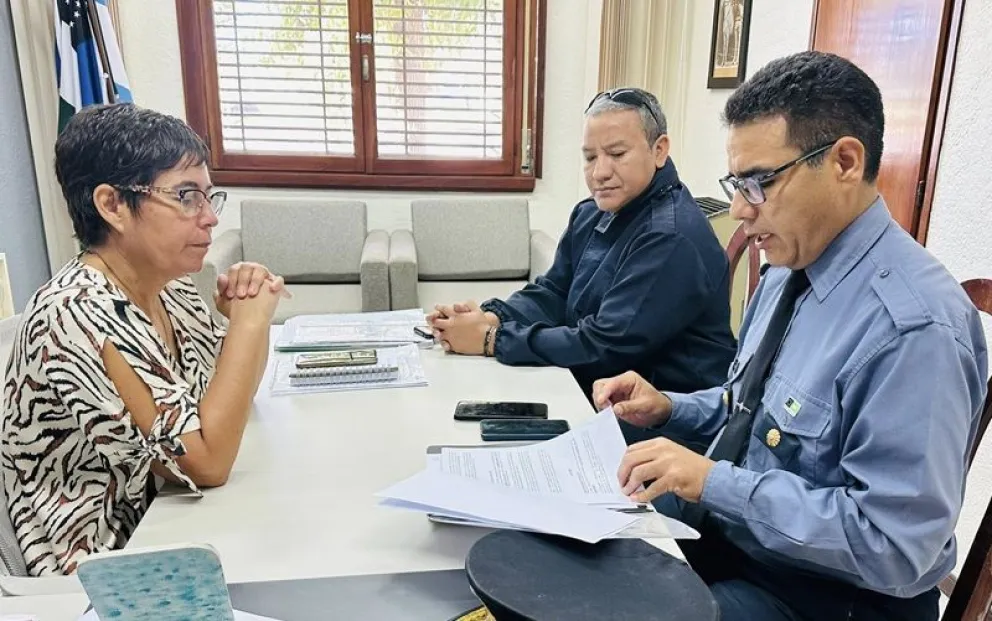 La intendente de Huergo, el jefe de la Regional II y de la Zona I se reunieron para coordinar el trabajo en conjunto. Foto: gentileza 